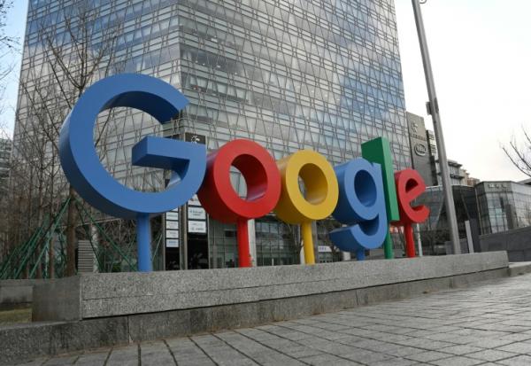 Google propose depuis un an les "AI Overviews", des réponses rédigées aux requêtes des utilisateurs, qui apparaissent dans un cartouche au-dessus des traditionnels liens vers les sites web.