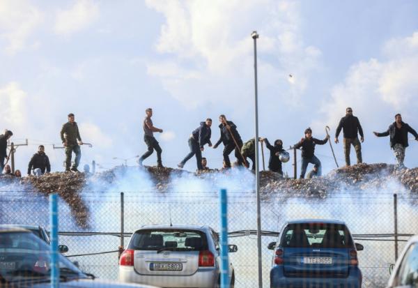 Des agriculteurs affrontent des policiers anti-émeutes près de l'aéroport international d'Héraklion, sur l'île de Crète, le 8 décembre 2025 en Grèce