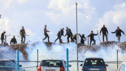 Des agriculteurs affrontent des policiers anti-émeutes près de l'aéroport international d'Héraklion, sur l'île de Crète, le 8 décembre 2025 en Grèce