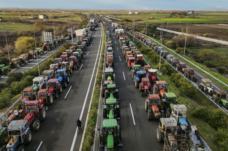 Des agriculteurs grecs en colère bloquent une autoroute près de la ville de Karditsa, dans le centre du pays, le 8 décembre 2025
