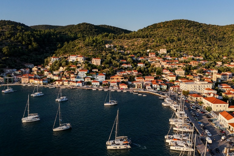 Vue aérienne de la ville de Vathy, sur l'île  grecque d'Ithaque, dans la mer Ionienne, le 3 août 2026