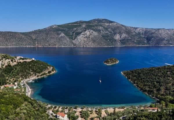 Vue de la plage de Dexia prise le 3 août 2026 où, selon la légende, Ulysse aurait débarqué à son retour chez lui, sur l'île d'Ithaque