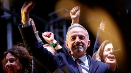 Emmanuel Grégoire, candidat de la gauche unie hors LFI à la mairie de Paris, célèbre sa victoire au 2e tour des municipales, le 22 mars 2026 à paris