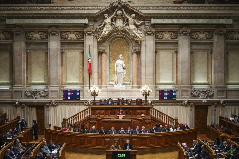 Vue générale du Parlement portugais lors d'un débat sur le budget de l'Etat, le 27 novembre 2025