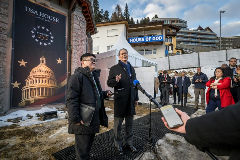 Le secrétaire américain au Trésor, Scott Bessent, devant la Maison des Etats-Unis lors d'une conférence de presse au Forum économique mondial à Davos, le 19 janvier 2026 en Suisse