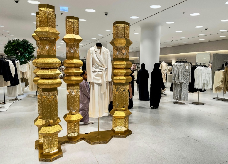 Une boutique de vêtements dans un centre commercial à Dubaï, le 16 mars 2026 aux Emirats araes unis