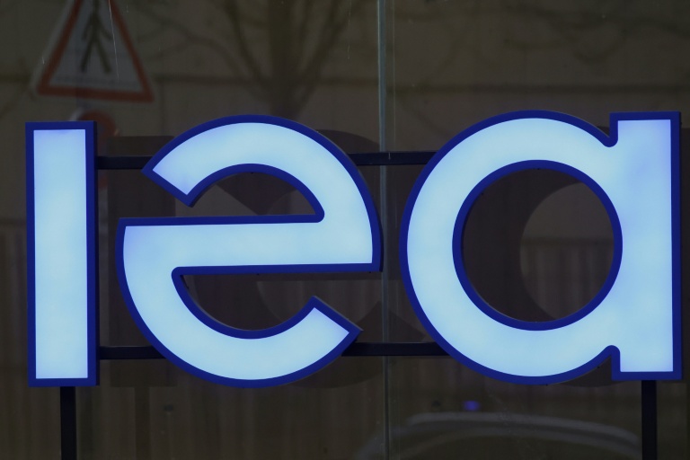 Logo de l'Agence internationale de l'énergie (AIE ou IEA en anglais, International Energy Agency) à l'entrée de son siège à Paris le 11 mars 2026