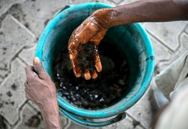 Un homme prépare un sirop destiné à la fabrication d'un engrais organique dans une usine de biofertilisants située à Bharatpur, en Inde, le 9 juin 2026