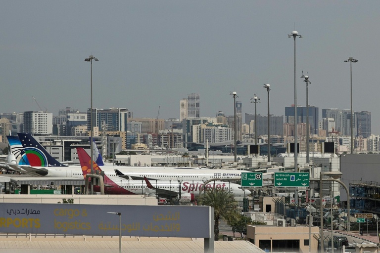 Des avions au parking à l'aéroport de Dubaï, le 11 mars 2026 aux Emirats arabes unis