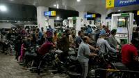 Des motocyclistes font la queue pour faire le plein de carburant dans une station-service à Karachi, le 3 avril 2026 au Paskistan