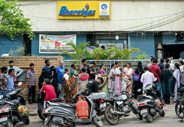 Des personnes font la queue pour recevoir des bouteilles de gaz de pétrole liquéfié (GPL) à Hyderabad, le 31 mars 2026 en Inde