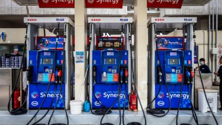 Des pompes à essence à Macao le 27 mars 2026