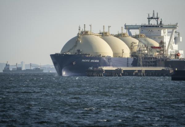 Un navire transportant du gaz naturel liquifié (GNL) à Kawasaki, près de Tokyo, le 8 avril 2026