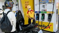 Un pompiste au travail dans une station-service de Phnom Penh, au Cambodge, le 1er avril 2026