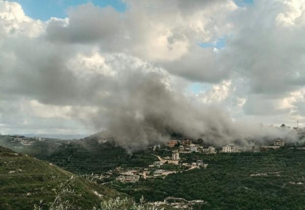 De la fumée s'élève du site d'une frappe aérienne israélienne qui a visé le village de Deir Qanoun al-Nahr, dans le sud du Liban, le 12 avril 2026