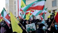 Des manifestants brandissent des drapeaux du Hezbollah, de l'Iran et du Liban, ainsi que des portraits du Guide suprême iranien, Mojtaba Khamenei, lors d'une cérémonie commémorative à Beyrouth, le 22 avril 2026, en l'honneur du Guide suprême iranien assassiné, l'ayatollah Ali Khamenei