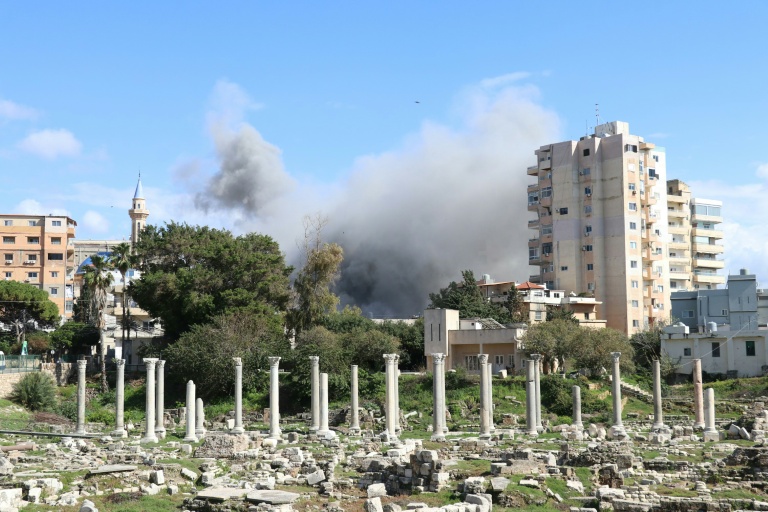 La fumée d'une frappe aérienne israélienne sur la ville de Tyr, dans le sud du Liban, le 24 mars 2026