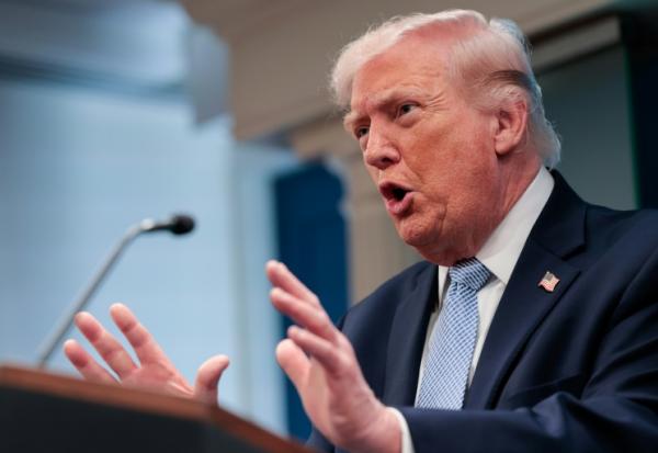 Le président américain Donald Trump lors d'une conférence de presse sur la guerre au Moyen-Orient à la Maison Blanche, le 6 avril 2026 à Washington