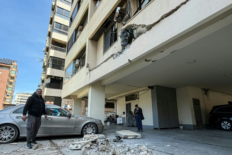 Un immeuble de la banlieue sud de Beyrouth touché par une frappe israélienne le 28 mars 2026
