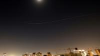 Une traînée de roquettes au-dessus de la ville côtière de Netanya, lors d'un nouveau barrage de missiles iraniens, le 30 mars 2026 en Israël