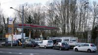 File d'attente de véhicules devant une station-service à Mulhouse, dans l'est de la France, le 1er avril 2026