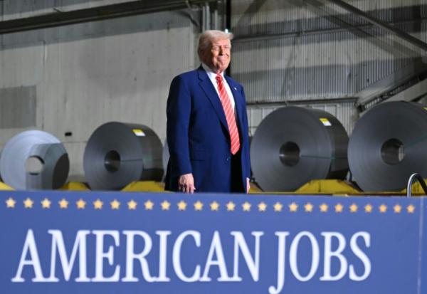 Le président américain Donald Trump en visite dans une aciérie à West Mifflin, en Pennsylvanie, le 30 mai 2025