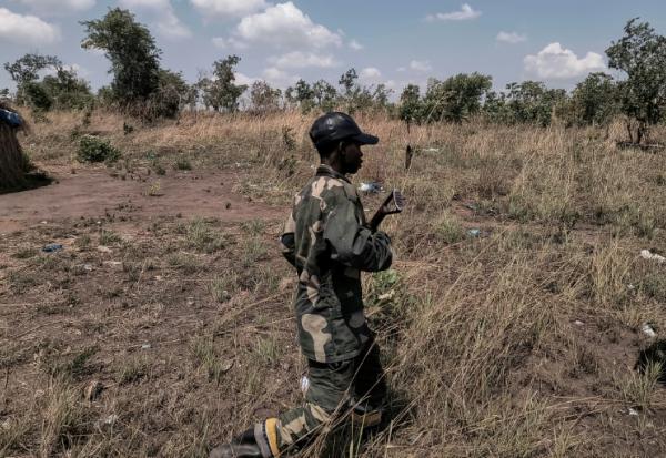 Combattant d'une milice armée, à proximité d'une mine d'or artisanale à Mwala, dans la  province du Tanganyika, le 25 septembre 2026.