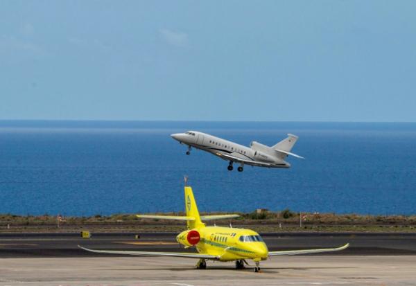 Un Falcon 900 transportant des passagers français, évacués plus tôt du navire touché par un foyer d'hantavirus, décolle de l'aéroport de Tenerife le 10 mai 2026 