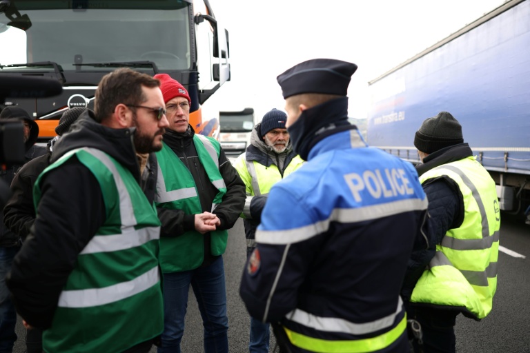 Chauffeurs routiers et policiers sur l'A7 à Chasse-sur-Rhône (Isère), le 28 mars 2026