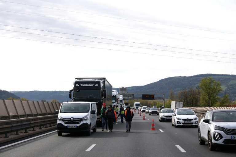 Manifestation de chauffeurs routiers sur l'autoroute A7 au niveau de Chasse-sur-Rhône (Isère), le 28 mars 2026