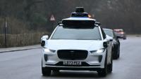Un véhicule sans chauffeur de Waymo dans les rues du centre de Londres le 5 février 2026, peu après que la société ait annoncée qu'elle travaillait avec des partenaires à une offre de robotaxis dans cette ville.