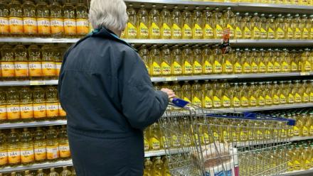 Des huiles en vente dans un supermarché à Buenos Aires, le 23 mai 2024