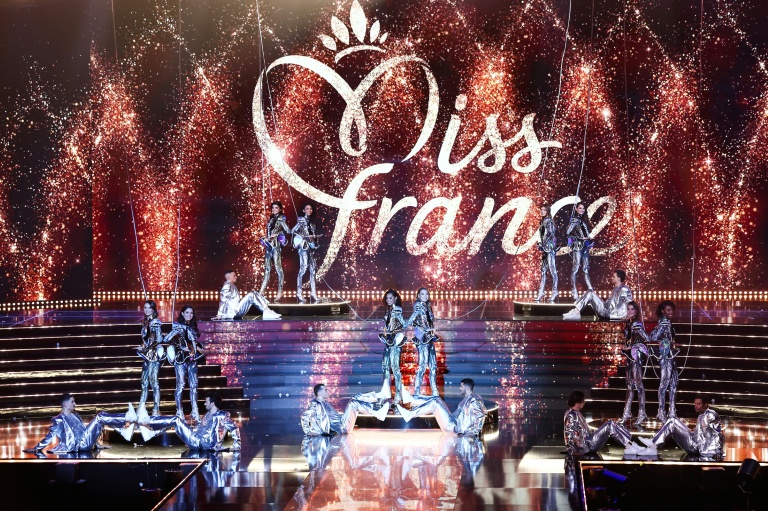Des participantes à l'élection Miss France 2026 défilent, le 6 décembre 2025, à Amiens