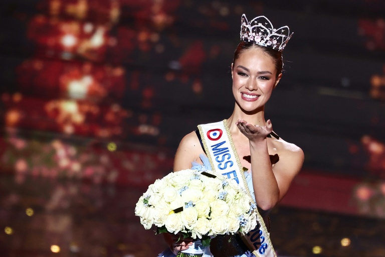La Miss Tahiti Hinaupoko Devèze envoie un baiser après avoir été élue Miss France 2026 au Zénith d'Amiens, dans la Somme, le 6 décembre 2025