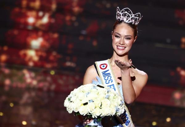 La Miss Tahiti Hinaupoko Devèze envoie un baiser après avoir été élue Miss France 2026 au Zénith d'Amiens, dans la Somme, le 6 décembre 2025