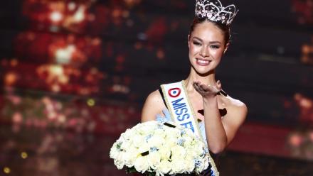 La Miss Tahiti Hinaupoko Devèze envoie un baiser après avoir été élue Miss France 2026 au Zénith d'Amiens, dans la Somme, le 6 décembre 2025