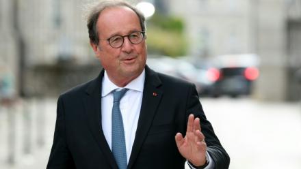 Le député PS et ancien président de la République François Hollande arrive à Blois, le 28 août 2026