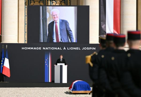 Le président Emmanuel Macron prnonce un discours lors d'un hommage national à l'ancien Premier ministre socialiste Lionel Jospin à l'Hôtel des Invalides à Paris, le 26 mars 2026