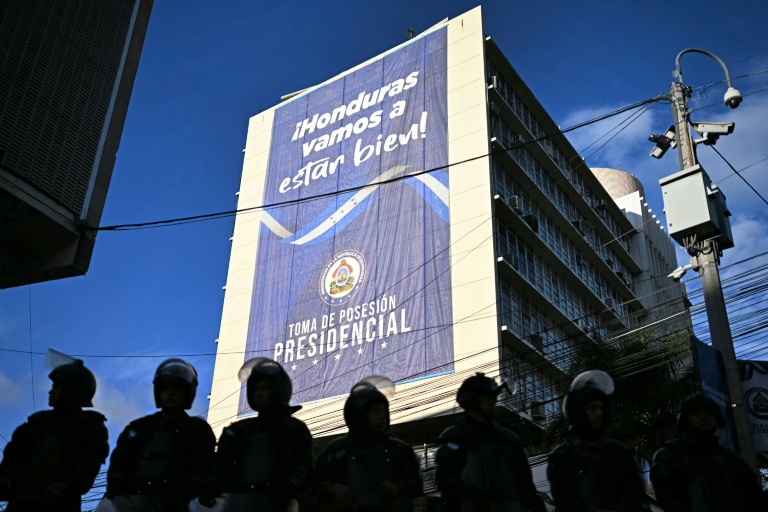 Des membres de la police militaire  montent la garde devant le Congrès national avant le début de la cérémonie d'investiture du président élu Nasry Asfura, le 27 janvier 2026 à Tegucigalpa, au Honduras