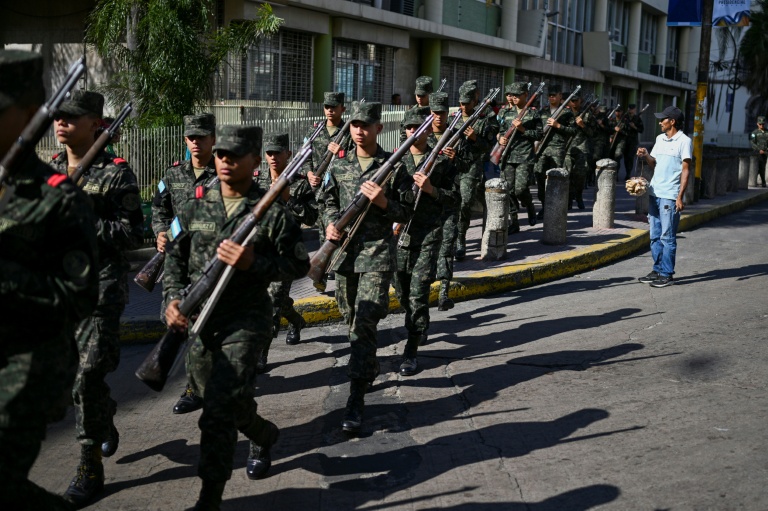 Des militaires arrivent au Congrès avant l'investiture du président Nasry Asfura, le 26 janvier 2026 à Tegucigalpa, au Honduras
