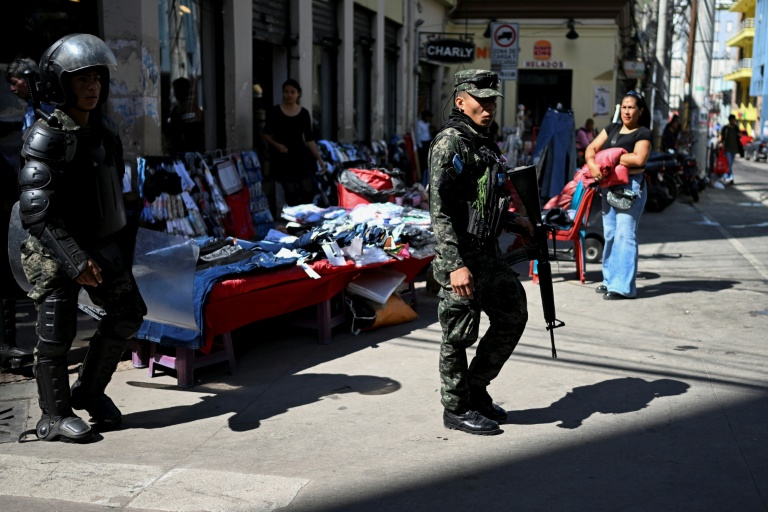 Des militaires en patrouille dans le centre historique de Tegucigalpa avant l'investiture du président Nasry Asfura, le 26 janvier 2026 au Honduras 