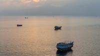 Des bateaux ancrés au large de la péninsule de Musandam, au nord d'Oman, près du détroit d'Ormuz, le 27 juin 2026