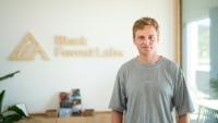 Robin Rombach, le patron de Black Forest Labs, dans les bureaux de la start-up spécialisée dans la génération d'images par IA, le 15 septembre 2026 à Fribourg, en Allemagne