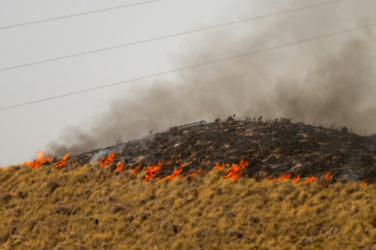 Des flammes s'étendent sur un colline près de Bedar, dans le district de Los Gallardos, dans la province espagnole d'Almería, le 11 juillet 2026 en Espagne
