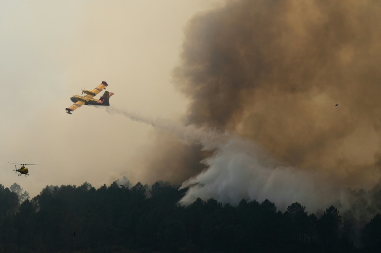 Un avion largue sa cargaison d'eau au dessus d'un incendie de forêt à Saint-Jean-d'Illac, près de l'agglomération bordelaise, le 28 juillet 2026.
