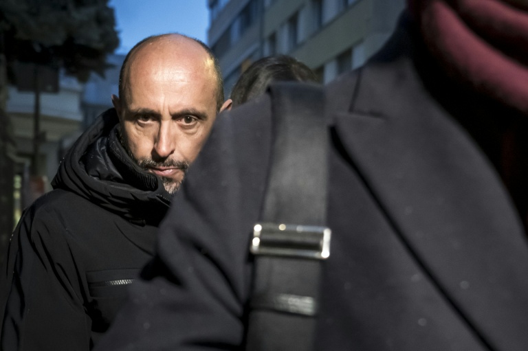 Jacques Moretti (g), propriétaire du bar Le Constellation, arrive à une audience au parquet du canton du Valais, à Sion, le 9 janvier 2026 en Suisse