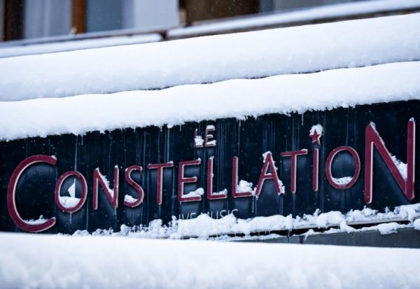 La façade du bar Constellation, ravagé par un terrible incendie, le 9 janvier 2026 à Crans-Montana, en Suisse