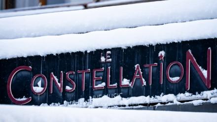 La façade du bar Constellation, ravagé par un terrible incendie, le 9 janvier 2026 à Crans-Montana, en Suisse