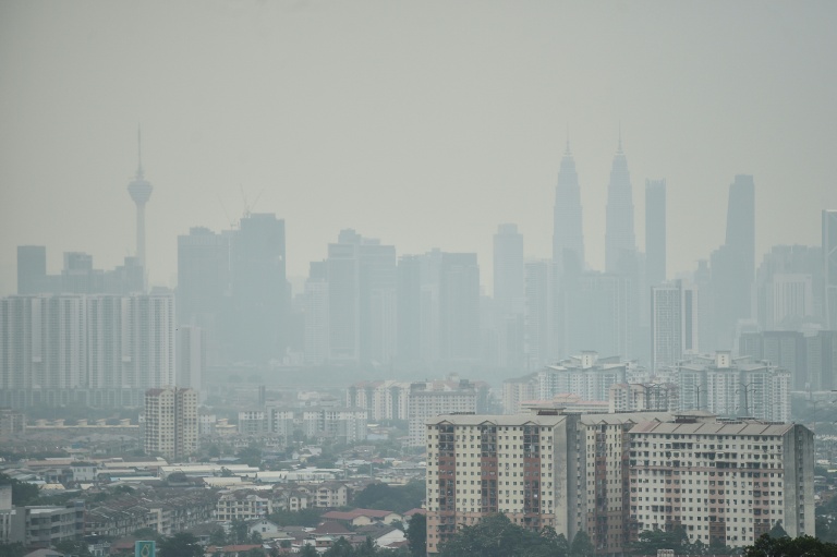La ville de Kuala Lumpur sous un smog causé par la fumée des incendies de forêt en Malaisie, le 26 août 2026