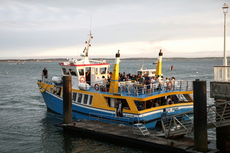 Un bateau évacuant des touristes et habitants de Lège-Cap-Ferret accoste à Arcachon, en Gironde, le 24 juillet 2026